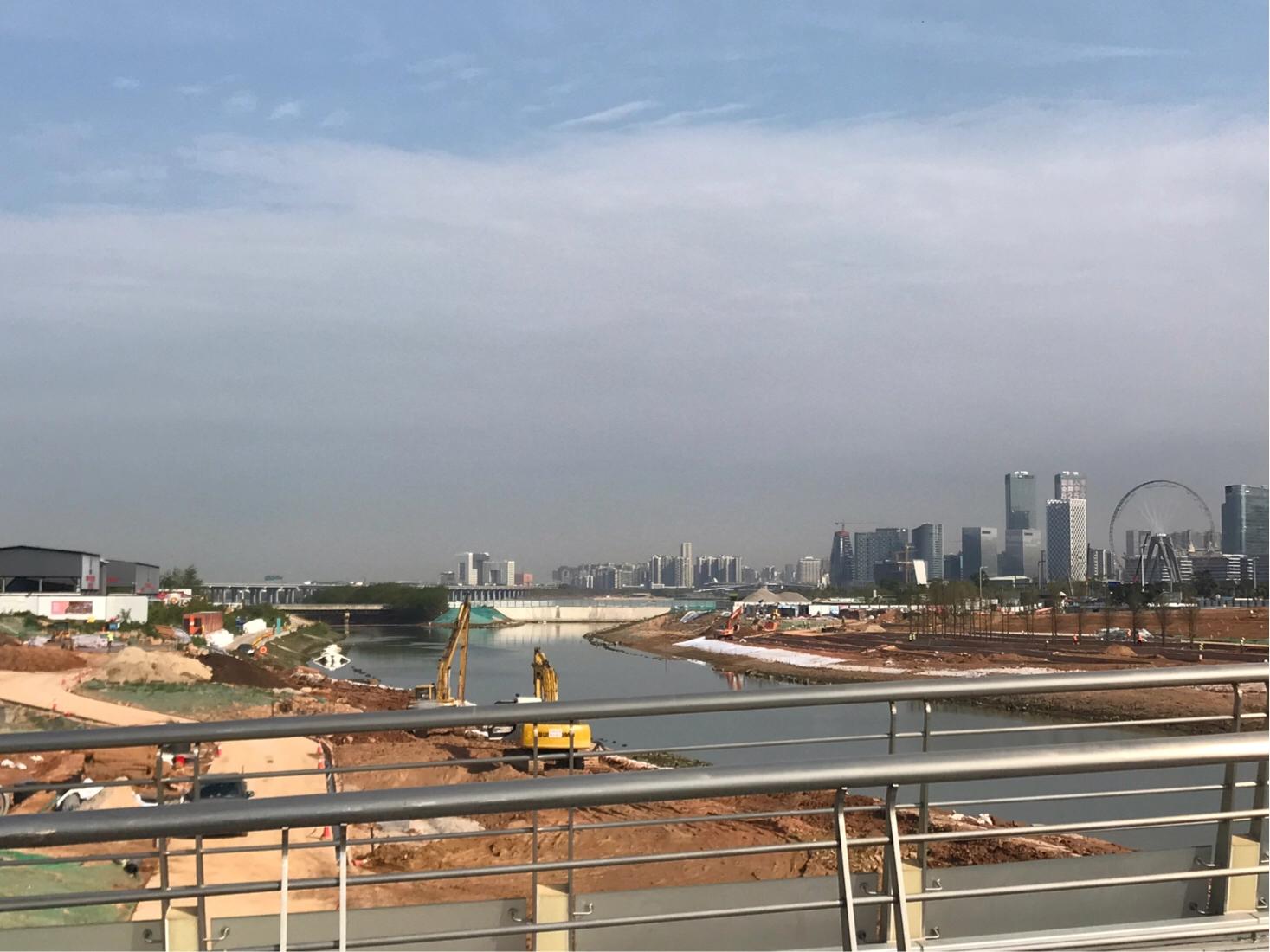 在繁华的都市中，有一条名为南北街的小巷，它并不长，却连接着城市的南北两端，仿佛是城市的一条神秘脉络。小巷两旁是各式各样的店铺，有古老的茶馆、热闹的杂货铺、还有神秘的占卜摊。猜南猜北不能中