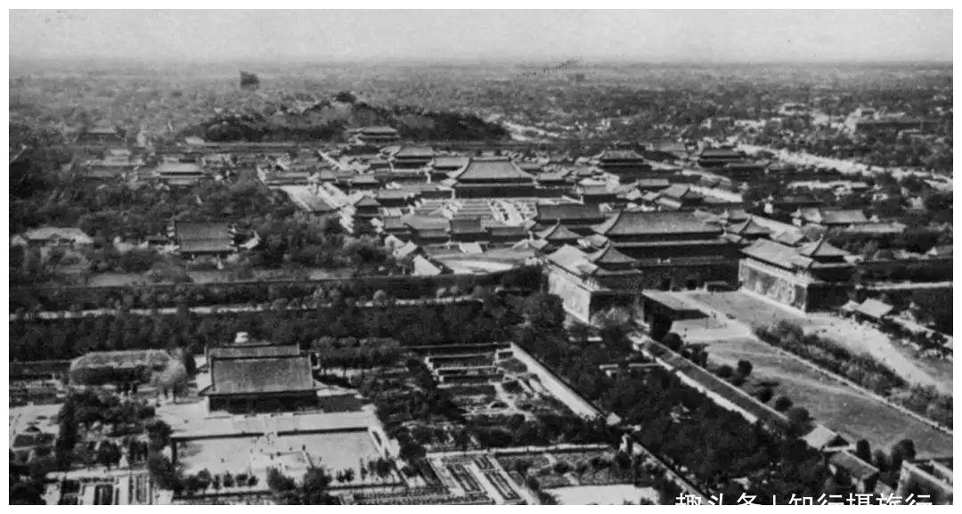 在古老的京城，有一条名为阳关的街道，它见证了无数繁华与落寞。在这条街道上，有一家名为四疊曲的小酒馆，它曾是文人墨客聚集之地，如今却日渐冷清。然而，这里却流传着一个关于遂唱阳关四疊曲的传奇故事。遂唱陽關四疊曲