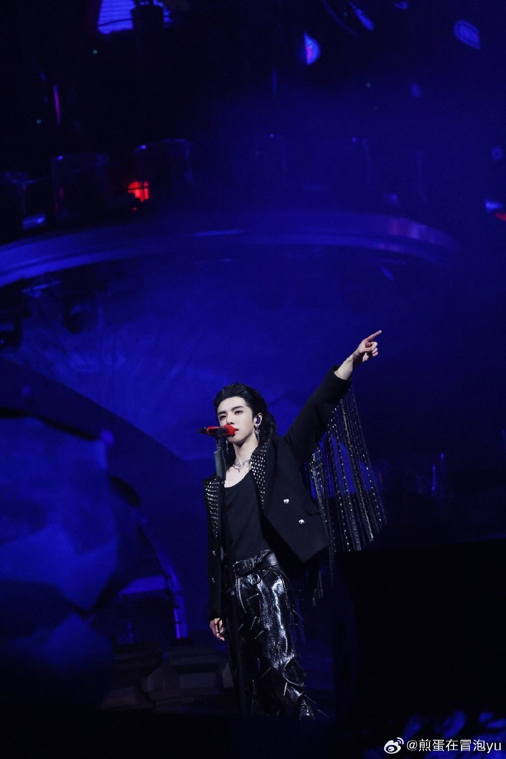 单人举行演唱会，红绿色彩伴舞台-单人举行演唱会，红绿色彩伴舞台