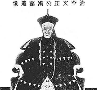 在晨曦初露的田野上，一位年迈的农夫缓缓行走，他的身影在薄雾中若隐若现。他的步伐虽慢，但每一步都显得异常坚定。他名叫李老汉，是这片土地的守护者，也是这片土地上最年长的居民。农夫怀中暖复苏