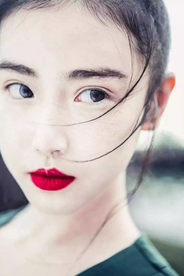 一天清晨，黄云巷迎来了一位年轻的旅人，名叫李慕白。他身穿一袭青衫，手持一把长剑，眉宇间透着一股不凡的气质。李慕白是京城有名的剑客，此次前来黄云巷，是为了寻找一件传说中的宝物—白纶巾。白纶巾，扑黄尘