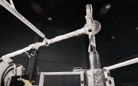 在古老的月宫之中，嫦娥独自居住在广寒宫内，陪伴她的只有一只玉兔和无尽的寂寞。然而，在这孤寂的月宫中，嫦娥心中却藏着一个不为人知的秘密—她拥有一双能够洞察人心的红红双眼。紅紅雙眼嫦娥愛