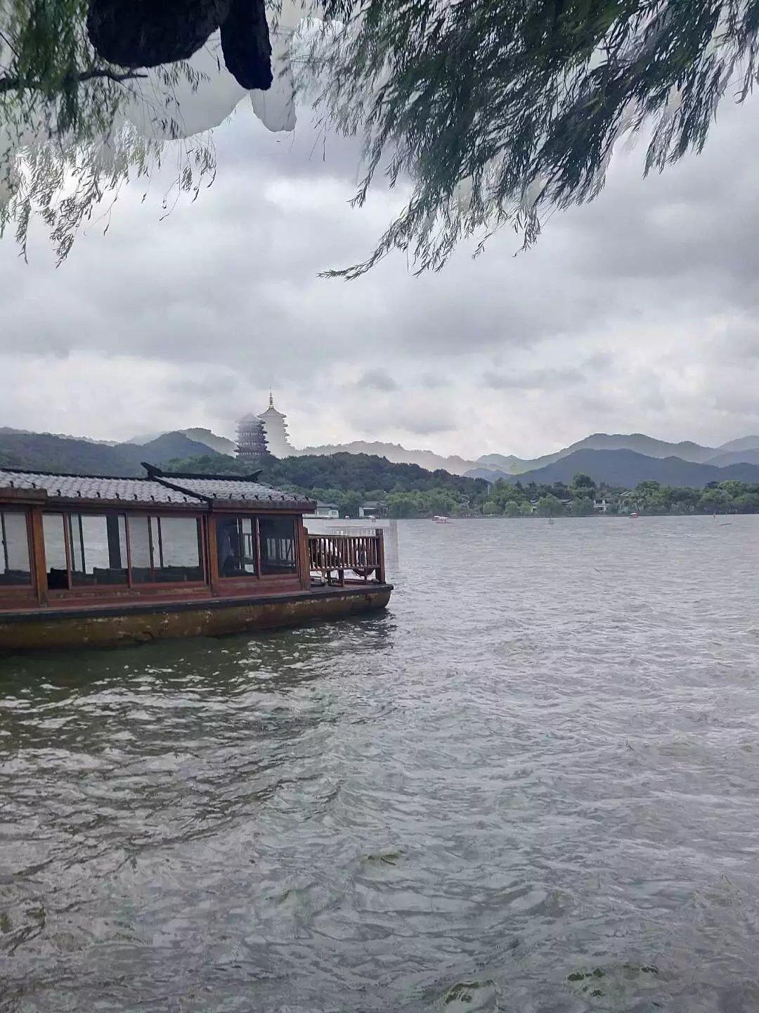 映日荷花别样红,淡妆浓抹总相宜