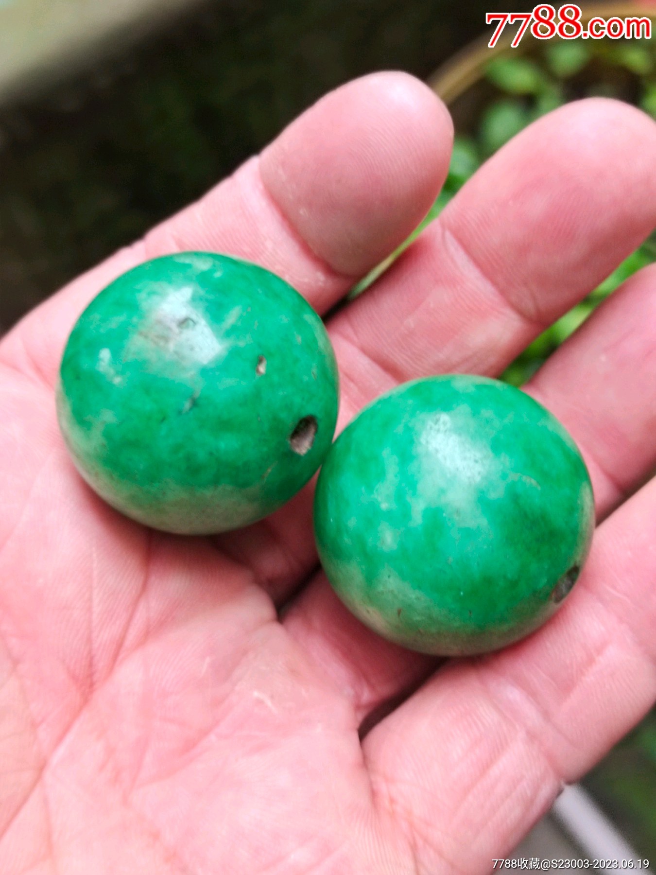 红珠绿珠左右晃，二九越来越吉祥