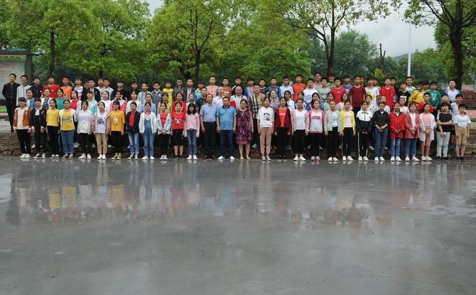 在古老的村庄边缘，有一片被遗忘的田野，那里住着一位名叫苏暖的农夫。苏暖年过半百，脸上刻满了岁月的痕迹，但他的眼神依然明亮，仿佛能洞察世间万物。他拥有一颗善良而坚韧的心，对这片土地充满了无尽的热爱。农夫怀中暖复苏