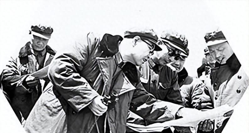 在晨曦初露的田野上，一位年迈的农夫缓缓行走，他的身影在薄雾中若隐若现。他的步伐虽慢，但每一步都显得异常坚定。他名叫李老汉，是这片土地的守护者，也是这片土地上最年长的居民。农夫怀中暖复苏