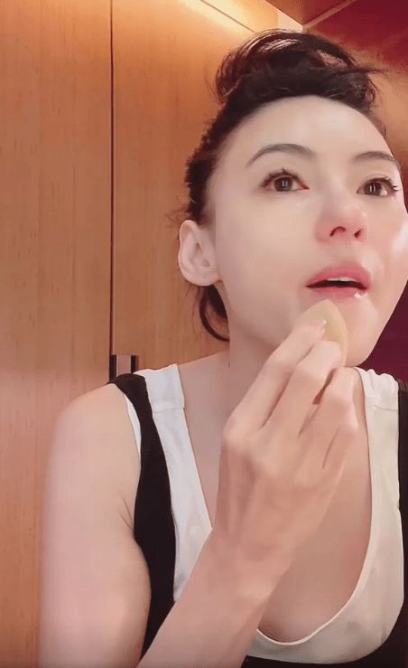 在古老的月宫里，嫦娥独自居住，她的双眼总是红红的，仿佛永远含着无尽的哀愁。她的美丽，如同那轮皎洁的明月，却带着一种无法触及的寂寞。紅紅雙眼嫦娥愛