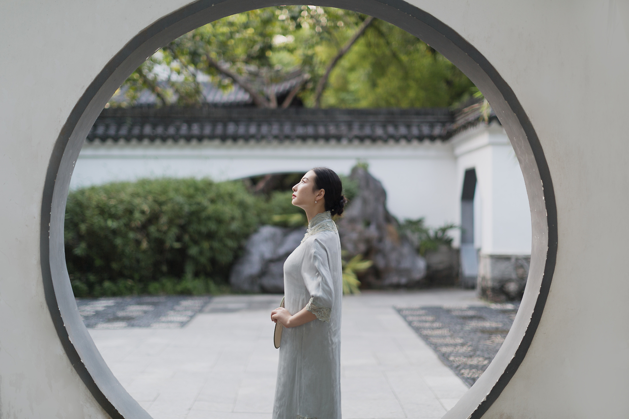 映日荷花别样红,淡妆浓抹总相宜