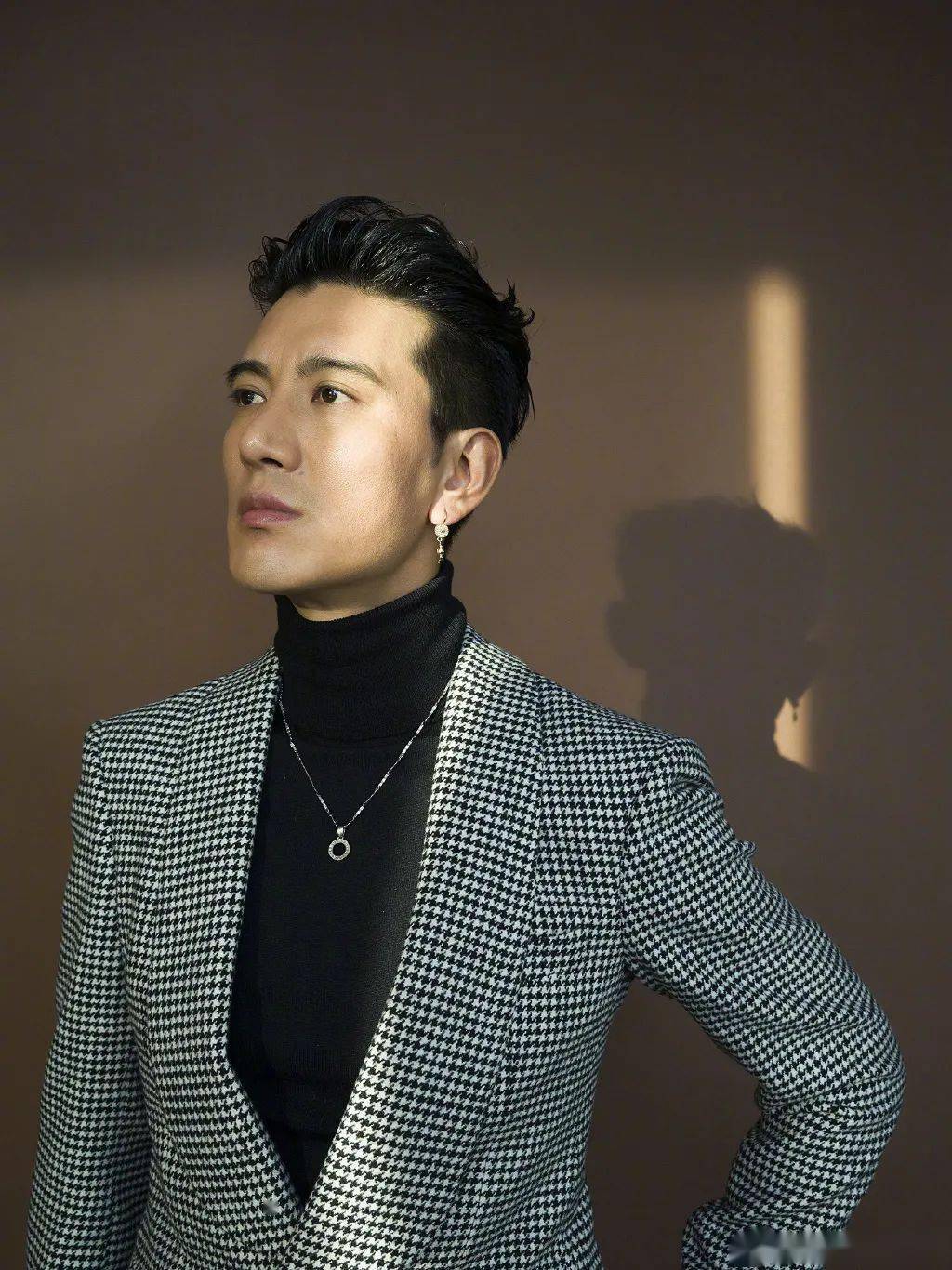 在古老的华夏大地上，流传着无数关于师徒传承、技艺传承的故事。今天，我要讲的，便是一位四十岁才正式出师的匠人，他的故事被后人称为四十出师三有名。四十出师三有名