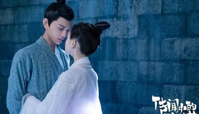 在古老的月宫里，嫦娥独自居住，她的双眼总是红红的，仿佛永远含着无尽的哀愁。她的美丽，如同那轮皎洁的明月，却带着一种无法触及的寂寞。紅紅雙眼嫦娥愛