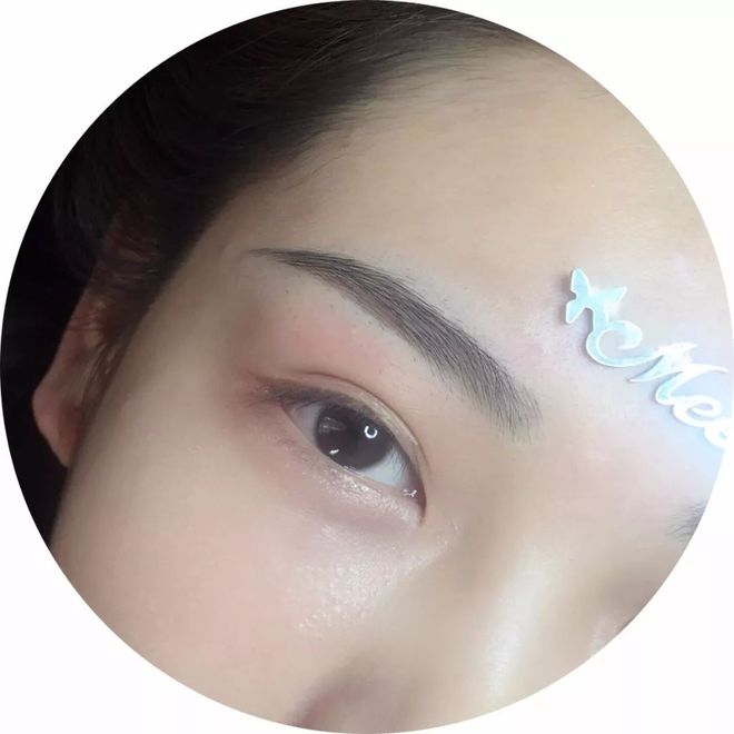 一天清晨，黄云巷迎来了一位年轻的旅人，名叫李慕白。他身穿一袭青衫，手持一把长剑，眉宇间透着一股不凡的气质。李慕白是京城有名的剑客，此次前来黄云巷，是为了寻找一件传说中的宝物—白纶巾。白纶巾，扑黄尘