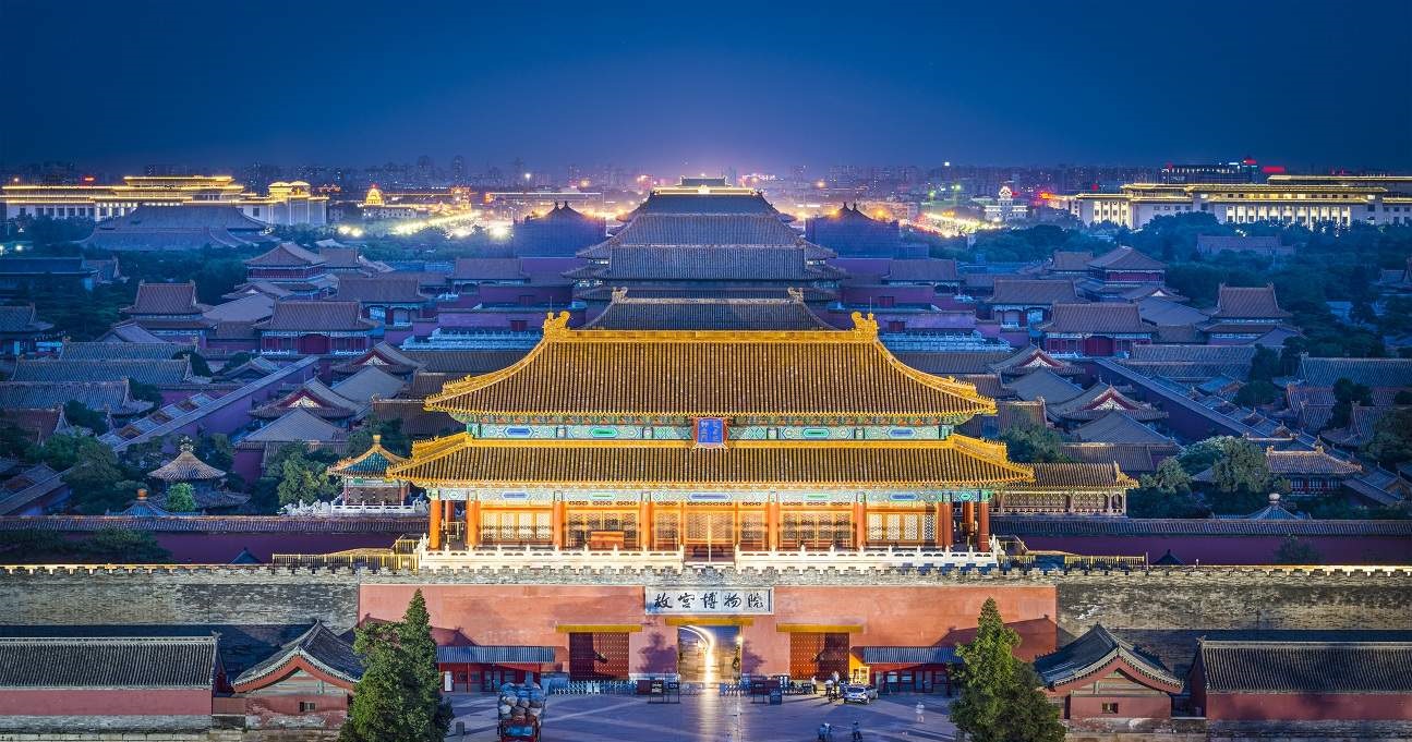 在古老的京城，有一条名为阳关的街道，它见证了无数繁华与落寞。在这条街道上，有一家名为四疊曲的小酒馆，它曾是文人墨客聚集之地，如今却日渐冷清。然而，这里却流传着一个关于遂唱阳关四疊曲的传奇故事。遂唱陽關四疊曲