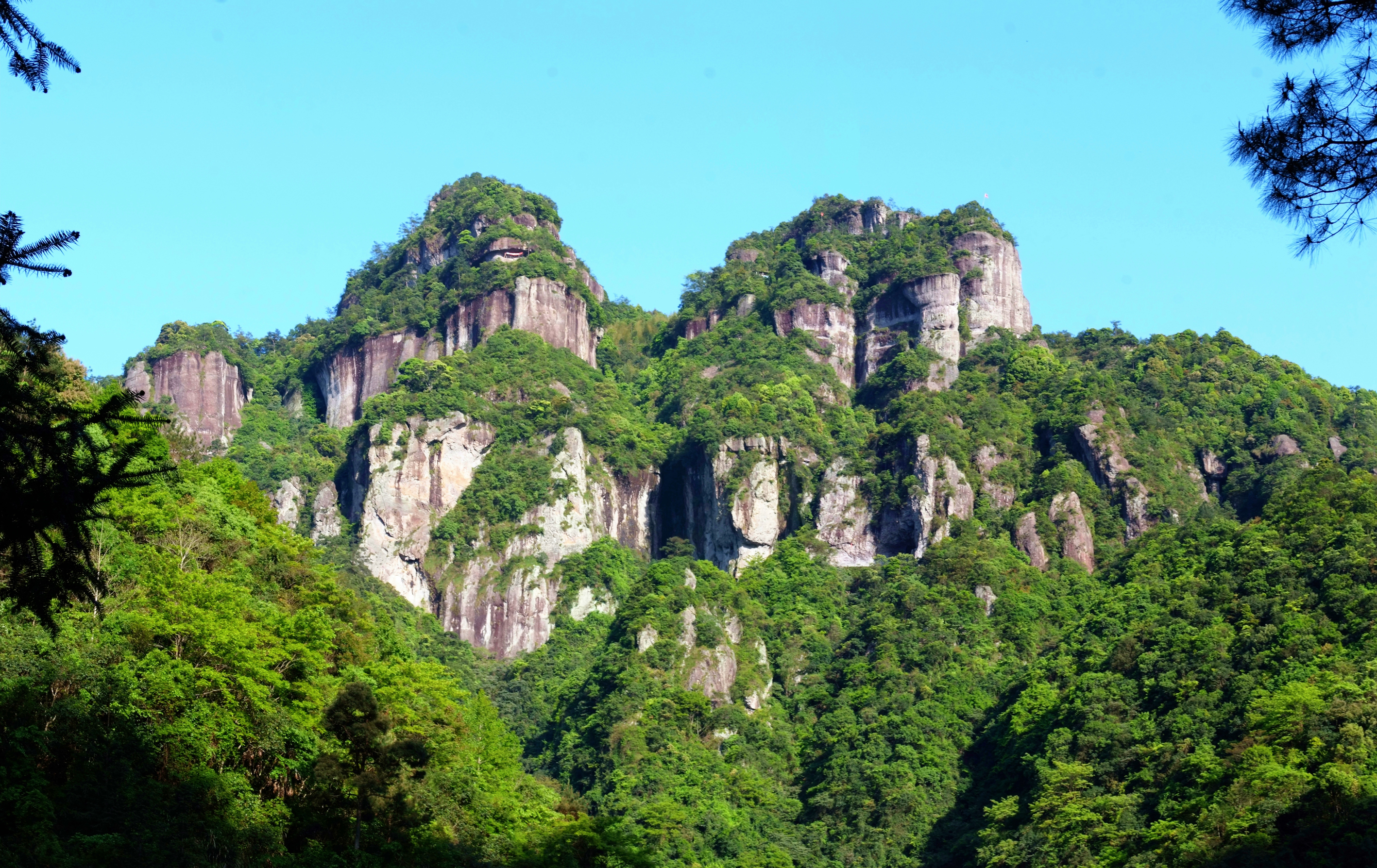 在古老的华夏大地上，有一片被世人遗忘的秘境—青云山。山中藏着一个古老的村落，名为乳酒村，这里的人们世代以酿造一种独特的乳酒为生，而其中最负盛名的，便是山瓶乳酒。山瓶乳酒下青云