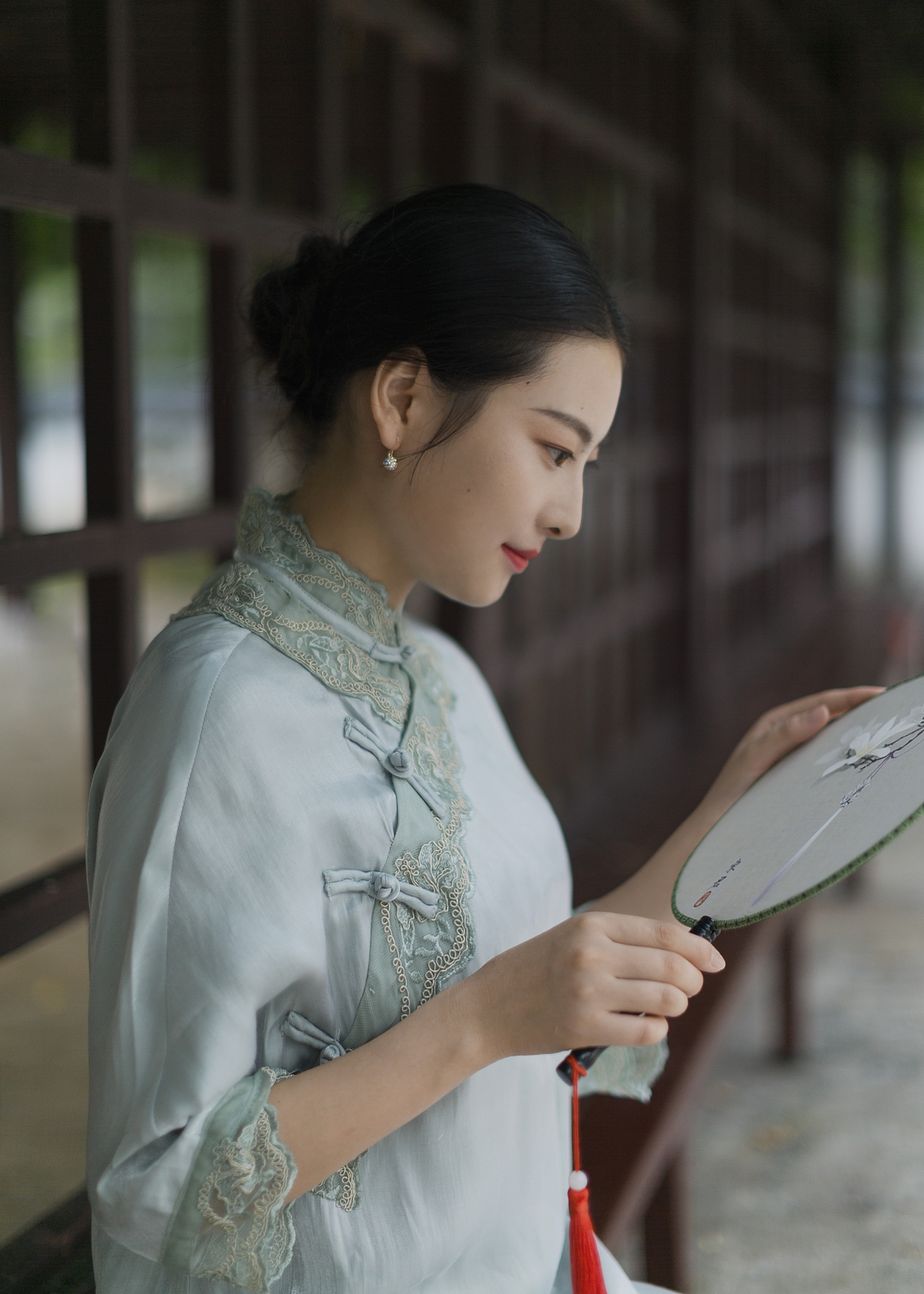 映日荷花别样红,淡妆浓抹总相宜