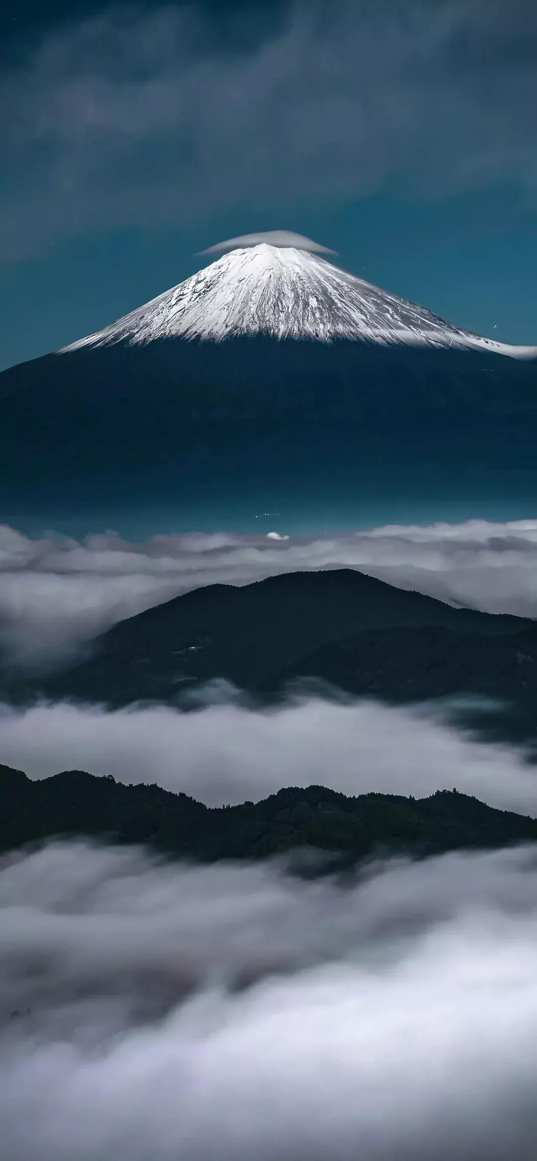 在古老的江南水乡，有一座名为五福镇的小镇，这里四季分明，风景如画。镇上的居民们过着宁静而祥和的生活，但在这个宁静的角落里，却隐藏着一个不为人知的秘密。不妨添五福中增