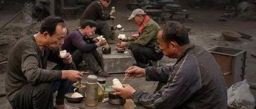 狡猾奸污献雇勤，趋权附势是小人