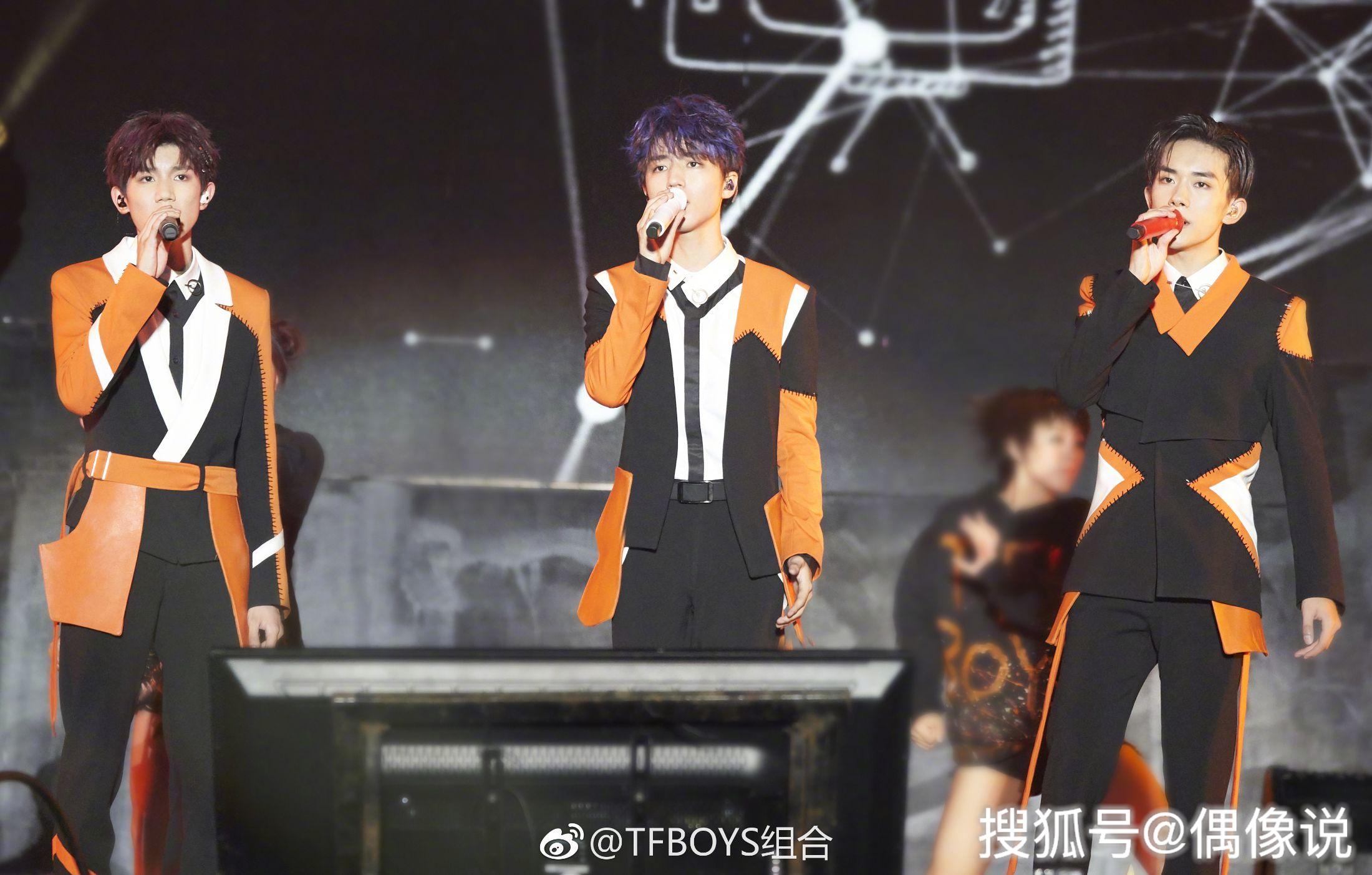 单人举行演唱会，红绿色彩伴舞台