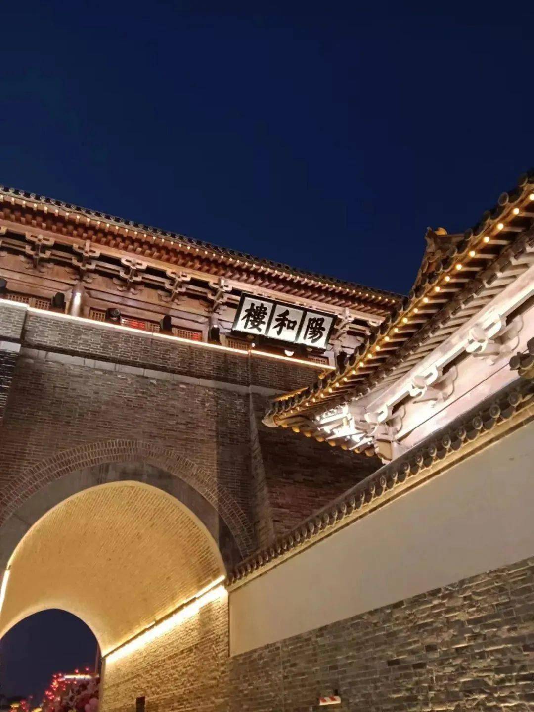 在遥远的东方，有一个古老而神秘的国度，名为华夏。这里山川壮丽，文化深厚，历史悠长。在这片土地上，流传着无数关于图腾的故事，它们不仅是远古先民们对自然和祖先的崇拜与敬仰，更是华夏文明传承千年的重要象征。华夏图腾传千古