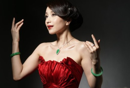 红珠绿珠左右晃，二九越来越吉祥