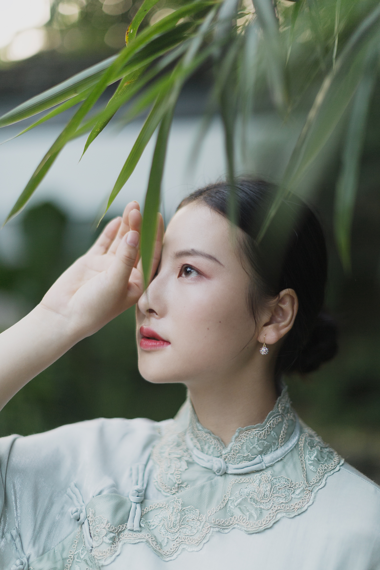 映日荷花别样红,淡妆浓抹总相宜