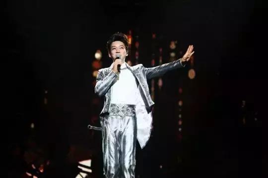 单人举行演唱会，红绿色彩伴舞台