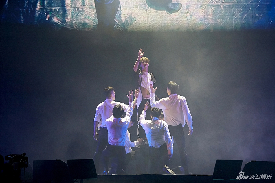 单人举行演唱会，红绿色彩伴舞台