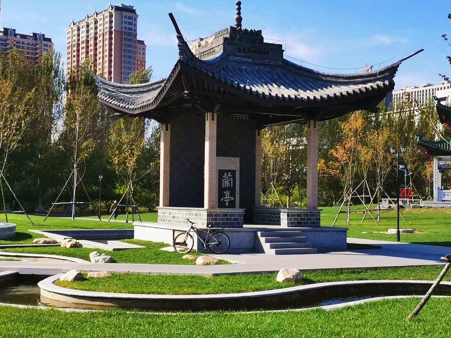 在古老的江南水乡，有一座名为五福镇的小镇，这里四季分明，风景如画。镇上的居民们过着宁静而祥和的生活，但在这个宁静的角落里，却隐藏着一个不为人知的秘密。不妨添五福中增