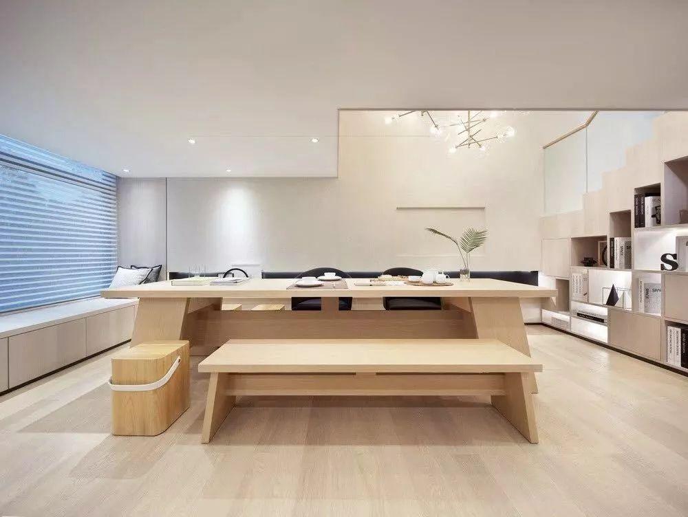 映日荷花别样红,淡妆浓抹总相宜