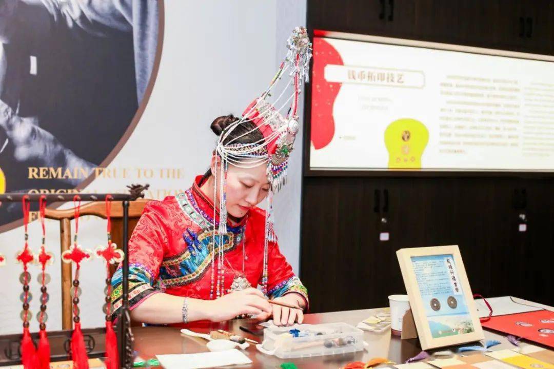 在古老的华夏大地上，流传着无数关于师徒传承、技艺传承的故事。今天，我要讲述的，便是一位年过四十的师父，如何带领他的三个徒弟，在人生的道路上不断前行，最终各自成就一番事业的故事。四十出师三有名