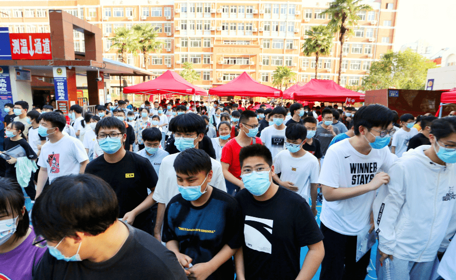 在古老的华夏大地上，流传着无数关于师徒传承、技艺传承的故事。今天，我要讲的，便是一位四十岁才正式出师的匠人，他的故事被后人称为四十出师三有名。四十出师三有名