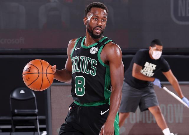 单人举行演唱会，红绿色彩伴舞台