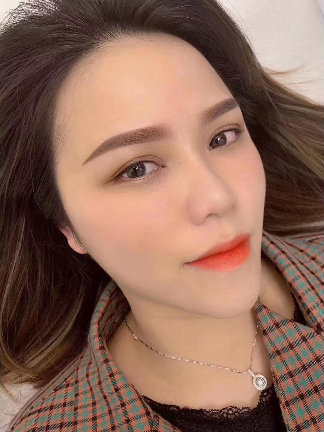 一天清晨，黄云巷迎来了一位年轻的旅人，名叫李慕白。他身穿一袭青衫，手持一把长剑，眉宇间透着一股不凡的气质。李慕白是京城有名的剑客，此次前来黄云巷，是为了寻找一件传说中的宝物—白纶巾。白纶巾，扑黄尘