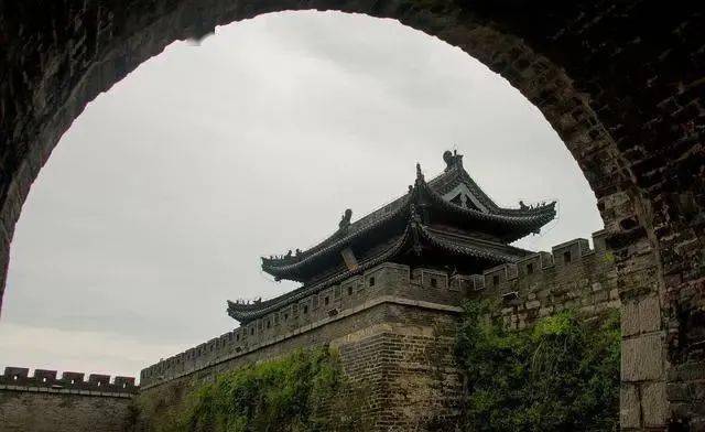 在遥远的东方，有一个古老而神秘的国度，名为华夏。这里山川壮丽，文化深厚，历史悠长。在这片土地上，流传着无数关于图腾的故事，它们不仅是远古先民们对自然和祖先的崇拜与敬仰，更是华夏文明传承千年的重要象征。华夏图腾传千古