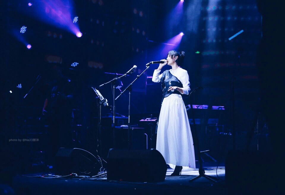 单人举行演唱会，红绿色彩伴舞台-单人举行演唱会，红绿色彩伴舞台